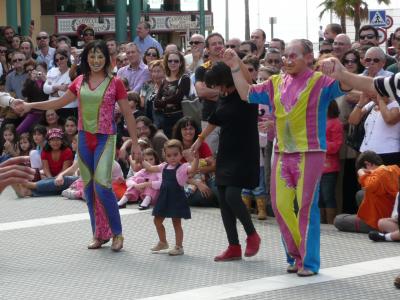 Bailando con mamá y un grupo de saltimbanquis colombianos